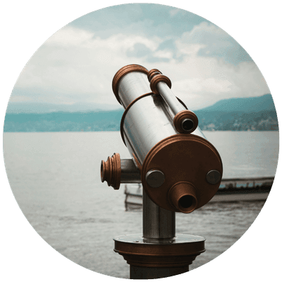Teleskop mit Blick auf einen See als Symbol für Klarheit und Richtung