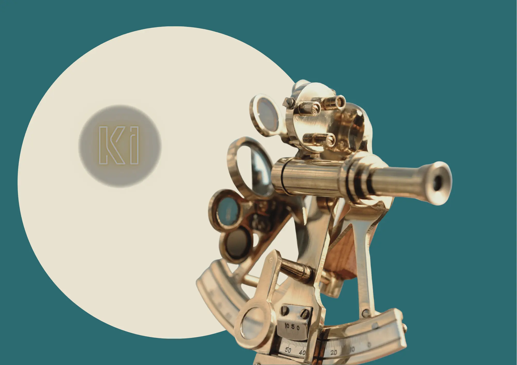 Messing-Sextant peilt ein goldenes, leicht verschleiertes „KI“ an – Symbol für KI-Souveränität: den eigenen Kurs selbst bestimmen.
